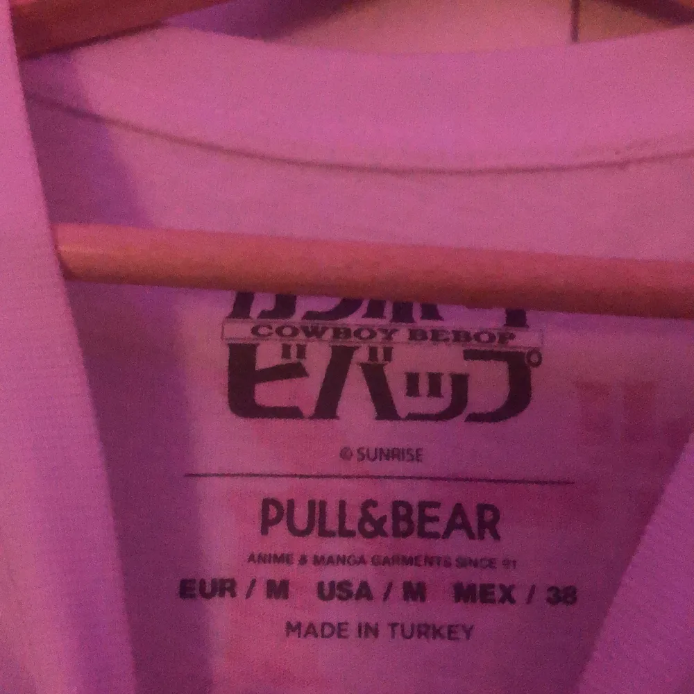 Cowboy bebop oversize t-shirt med tryck fram och bak från PULL&BEAR. T-shirts.