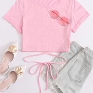 T-shirt/topp men snörning  - Rosa t-shirt från Shein med knytning. Använd Max två ggr. Något genomskinligt men inget som stör (tycker jag). Färgen gör sig inte riktigt rättvis på bilderna. 