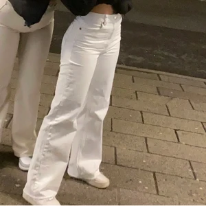 Vita Zara jeans - Säljer mina Vita Zara Jeans som jag har köpt här på plick men aldrig använt då de inte passade mig riktigt, längden passar de som är ungefär 165-170cm. Jättefint skick och inga defekter, de är i storlek 36 motsvarar s! Kom privat vid frågor