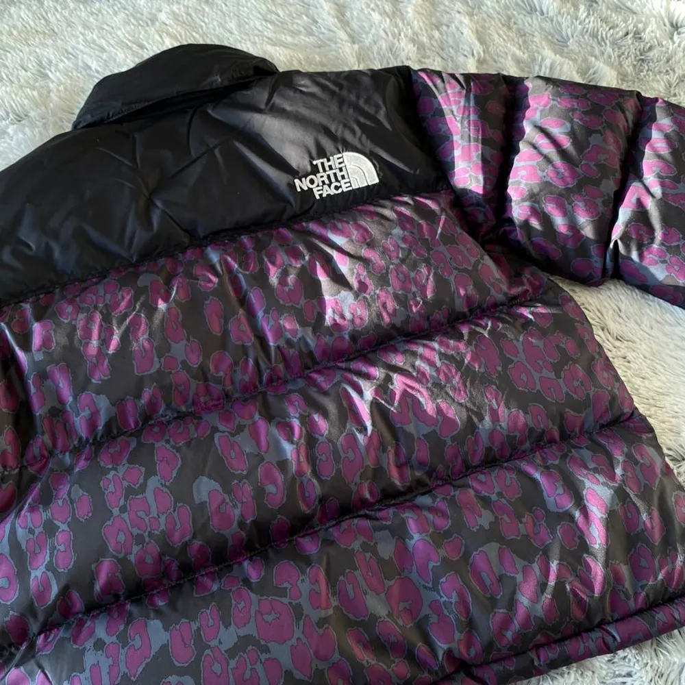 Säljer jätte fin The North Face jacka som aldrig kommit till användning. Nypris 2999 kr #äkta [Gravity Purple Leopard Print] . Storlek L i dam, passar mig som är 170cm lång och vanligtvis S/M i toppar. L är perfekt för en lite oversized look. . Jackor.