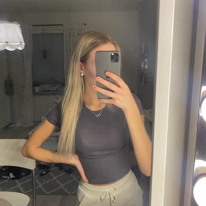 T-shirt  - Superfin T-shirt i en fin färg från Hm, aldrig använd. 25 plus frakt!