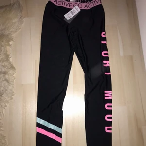 Träningsbyxor - Ett par träningsbyxor som aldrig kommit till användning, prislappen är kvar. Byxorna är nyskick. Kontakta mig för fler bilder. Priset kan diskuteras!