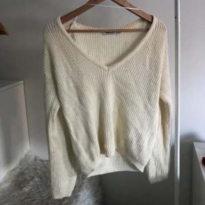 Stickad tröja - Stickad off shoulder tröja från NA-KD