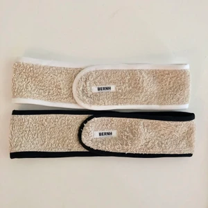 Beauty head band - Handsydda beauty head band i ett lager. Gjorda av second hand tyger. Finns både i vitt och svart. Mer på bernh.se🥰🤍🦢🥥