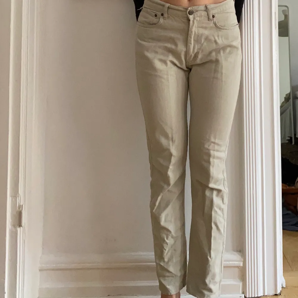 Ett par beige jeans från Marlboro Classics storlek w32 l34. Pris exklusive frakten. . Jeans & Byxor.