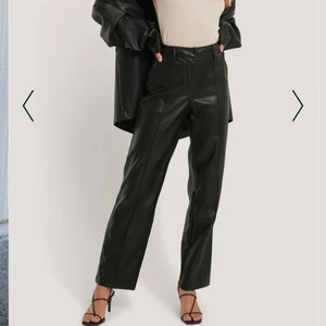 Raka skinnbyxor - VÄLDIGT snygga byxor med skinnimitation. Använda kanske 3 gånger pga att de är något förstora för mig. Är som nya. 