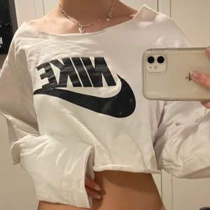 Jättesöt croppad Nike sweater! Obs köpt croppad! Inget jag klippt själv eller så! Då den sitter snyggt ”oversized” på mig som jag XS/S passar den mellan XS-L beroende på önskad passform’!