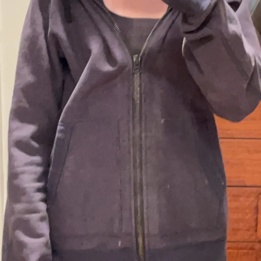 Mörkblå nästan svart zip up hoodie från reigning champ! Strlk medium. Säljer pga ingen användning av den (i andra bilden ser den lite annorlunda ut men d e ba för att jag hade leds på). Hoodies.