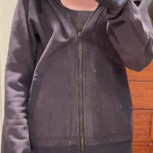 Zip up hoodie - Mörkblå nästan svart zip up hoodie från reigning champ! Strlk medium. Säljer pga ingen användning av den (i andra bilden ser den lite annorlunda ut men d e ba för att jag hade leds på)