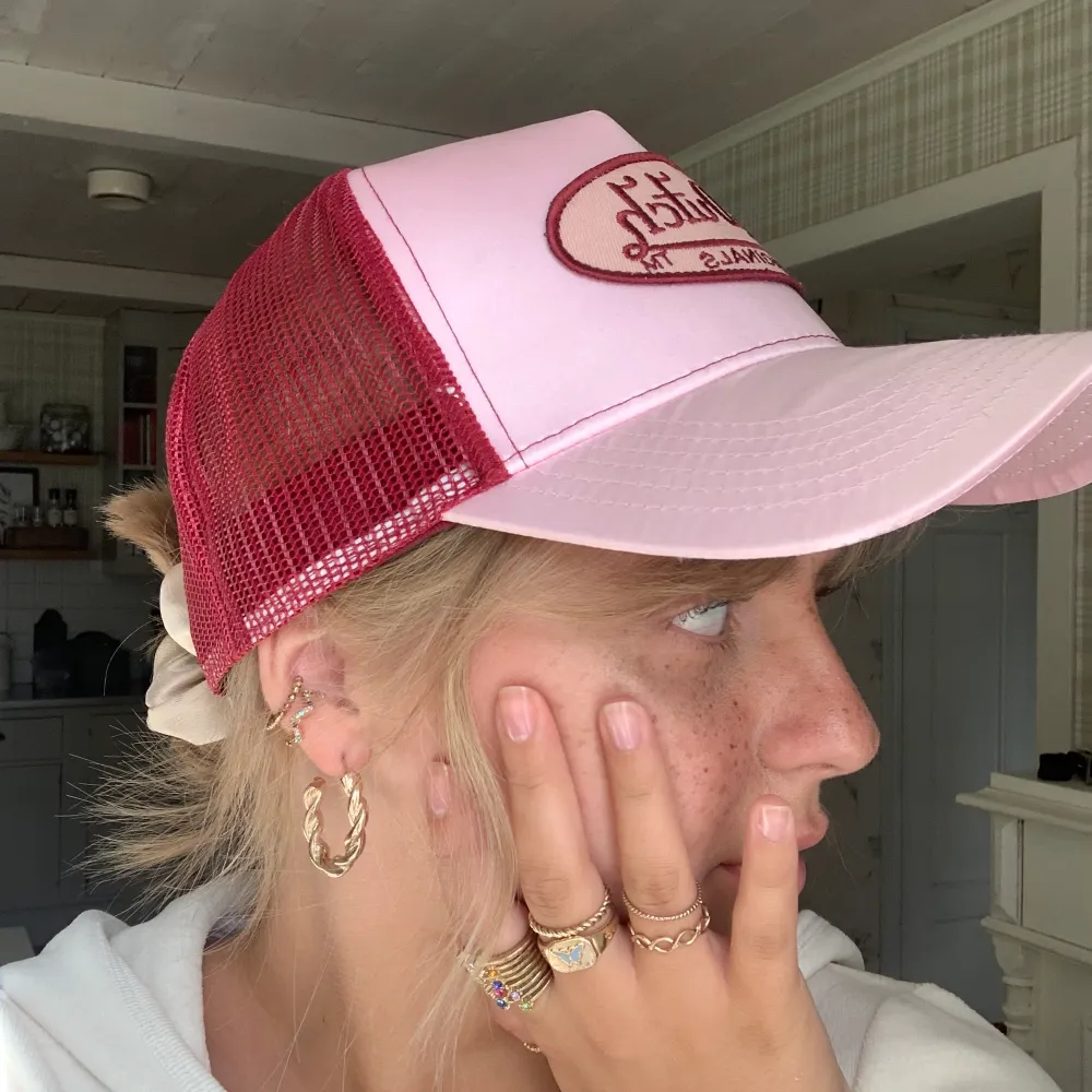 Säljer denna superfina men slutsålda Von Dutch-keps, pga att jag inte passar i den. Endast använd en gång. Frakt tillkommer 🥰. Övrigt.