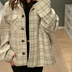 Rutig jacka från Weekday - Säljer denna nästan helt oanvända jackan från weekday köpt förra året för 600kr! 