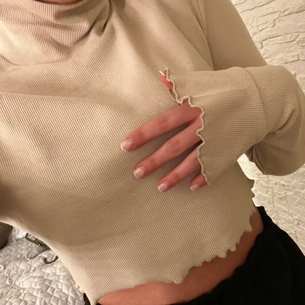 Beige croptop med fina volanger, strl S, använd typ 1 gång. 80kr plus frakt 🌸. Toppar.