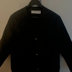 Jacka  - Trendig jacka från Bershka inköpt under hösten. Lite större i storleken så jag som brukar ha S har XS. Använd 3-4 ggr så jackan är som ny. 