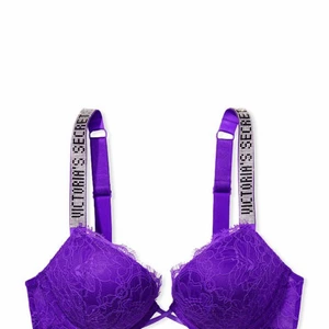Lila Victoria Secret bh - Säljer nu min jättefina lila Victoria Secret bh som har glittriga band där det står Victoria Secret, bara testad och mycket bra skick (köptes nyss) 