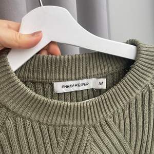 Grå/grön Stickad tröjja från Carin Wester i storlek medium. Frakt kostar 60 kr, kan mötas i Stockholm. 