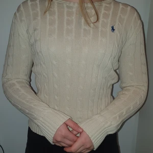 Ralph Lauren - Jättefin nästintill oanvänd Ralph Lauren tröja. Inga defekter. Är osäker på vad nypris är men liknande tröjor nu finns för 1000-1400 kronor. Passar XS-S beroende på önskad passform (modellen har dock M) Jag är osäker på vad frakten skulle ligga på, men jag kollar upp det så fort någon är intresserad :)