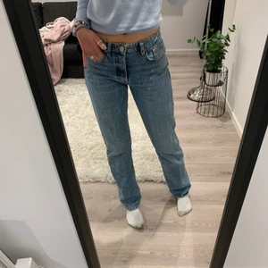 Zara jeans - Säljer dessa jättepopulära jeans från zara! Mid waist och långa på mig som är 172. Storlek 36, bra skick. Buda från 250 🤗 högsta:270