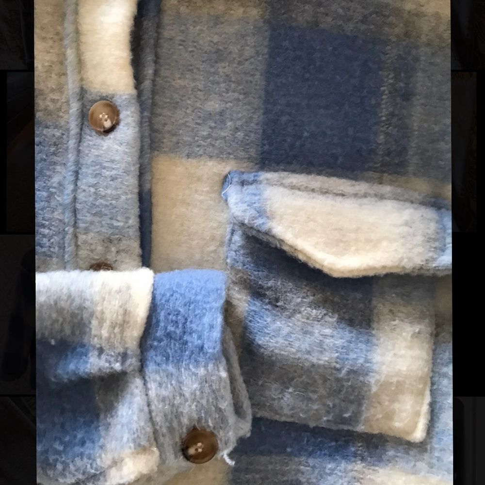 En blå rutig kappa/tröja köpt från bohoo, den är använd men är i fint skick då den inte har några skador mm.    Köparen står för frakten✨✨  200+frakt. Jackor.