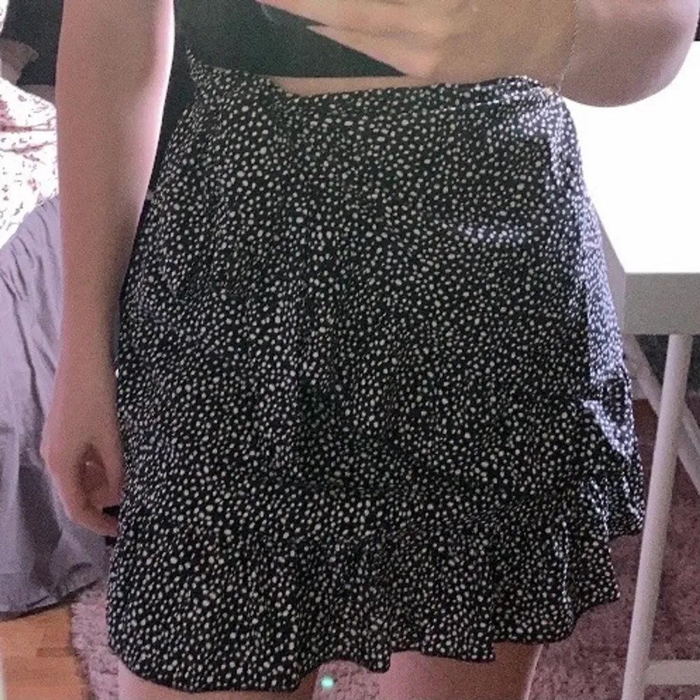 Fin sommar kjol ifrån SHEIN! Säljer pågrund av att den är lite för lång för mig som har korta ben. Den är inte använd och i bra skick, köpt förra sommaren. Kan mötas upp i Linköping, annars står köparen för frakt. . Kjolar.