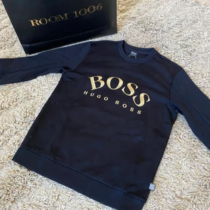 Hugo boss tröja - Säljer åt min pojkvän då han har fått två likadana tröjor! Storlek M! Köptes på Room 1006 på emporia i Malmö. Köptes för 979kr . Aldrig använd, som ni ser är prislappen kvar! Priset går att diskutera 