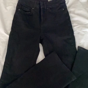 Jeans  - Ett par tights bootcut jeans med låg midja från Vero Moda🌸 Storlek W26, L32 eller XS, 210kr ink frakt🤗