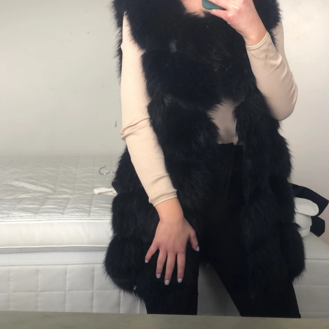 Svart fejkpälsväst - 90