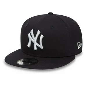 Yankees fitted cap - Säljer denna eftersom jag behöver pengar till annat! Skriv om du är intresserad om det är många som vill ha blir de budning💗 Den är ny😁 