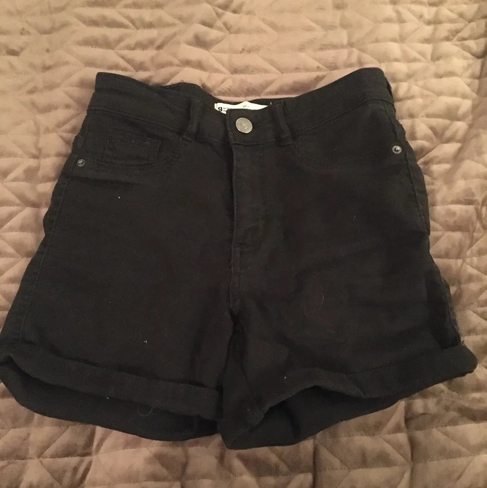 Svarta shorts fråga Ginatricot. Inköpta för 300kr. De är fortfarande i bra skick men inte riktigt min stil längre. Jag kan mötas upp eller fraktas men då betalas den av köparen. . Shorts.