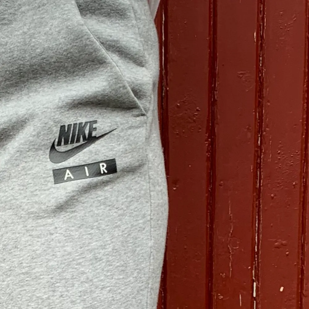 Gråa mjukisbyxor från Nike i storlek S som knappt är använda. Jeans & Byxor.