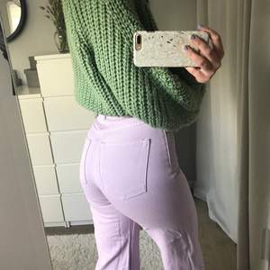 Använda endast 3 gånger! Säljer för att dem är för små. Storlek 25 i midjan, modellen Yoko purple jeans från Monki. Kostar 400 kr ordinarie på hemsidan. Köparen står för frakt☺️