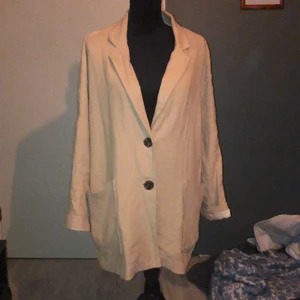 Oversize kavaj strl.M - En oversize kavaj så funkar såå snyggt med ett par stora jeans eller ett par kavajbyxor. Funkar med endast en bh under så bra som att ha en hoodie under. 