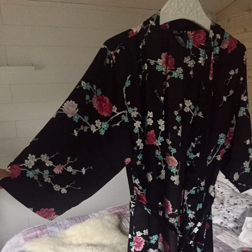 Superfin kimono i luftigt material! Superbra skick och fin att han som morgonrock eller till ett par Jeans. Passar mig som har S då den går att knyta i midjan . Accessoarer.