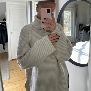Vit stickad - Jättemysig större stickad tröja, funkar som en kortare klänning. Frakt tillkommer✨