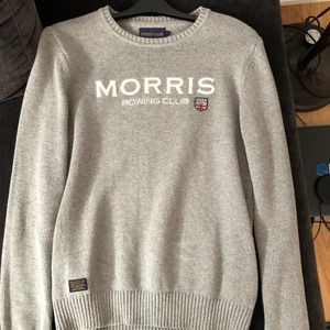 Grå Morris träja st M - En grå Morris kofta i bästa skick, helt oanvänd då jag fick dem som födelsedagspresent, ordinarie pris 1800kr, säljer idag för 600 kr 