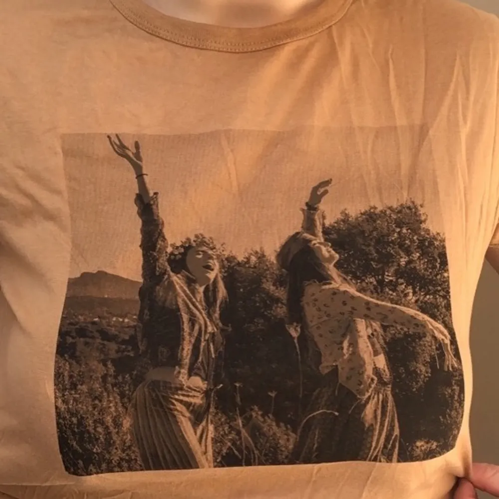 Beige retro t-Shirt med bohemiskt tryck✨superfint skick✨. T-shirts.