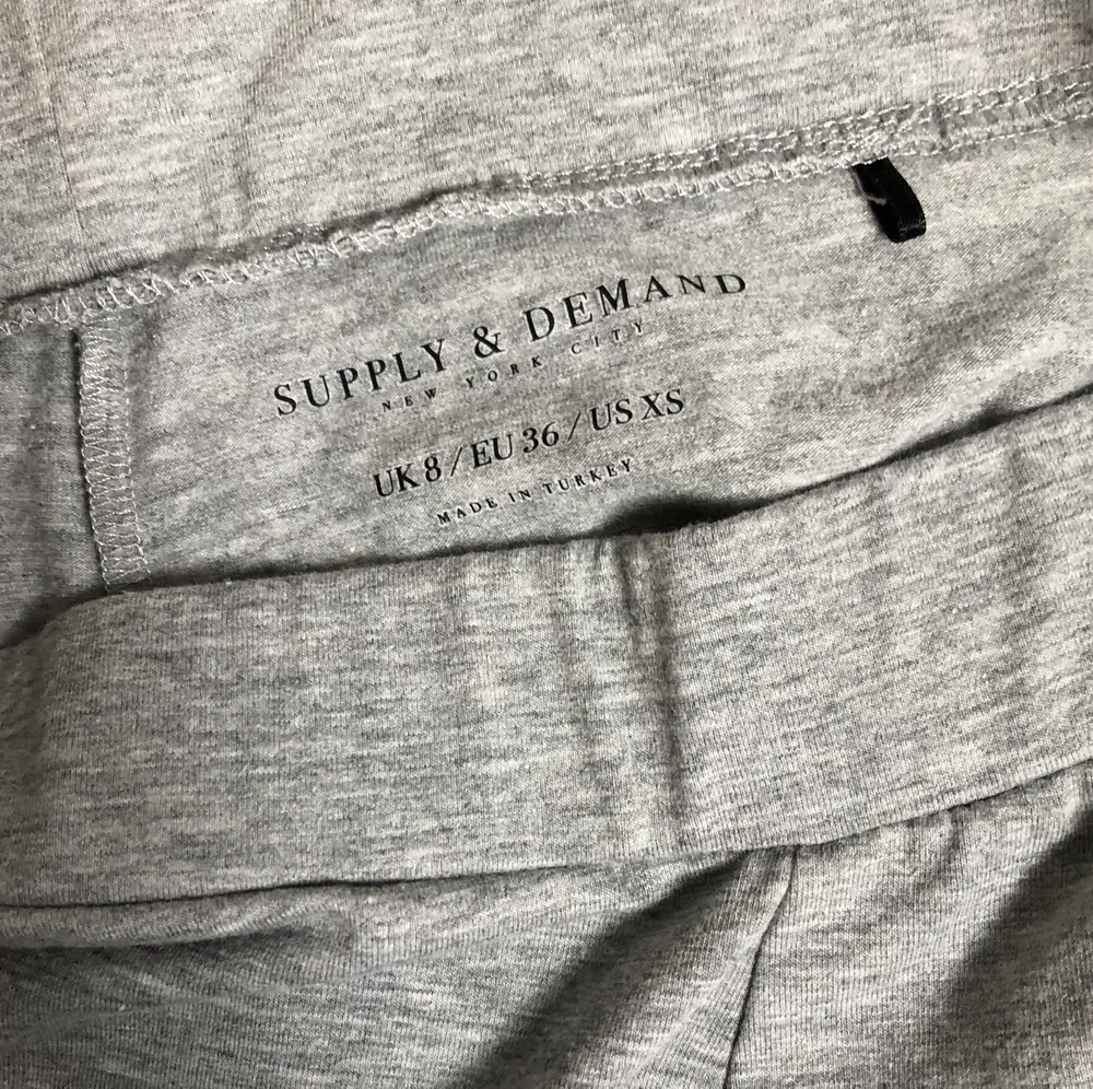 Jättefina utsvängda byxor från SDNY Logan på byxan är i reflex  Ganska tights i storleken så passar mer som en 34  Säljs då de är för små. Jeans & Byxor.