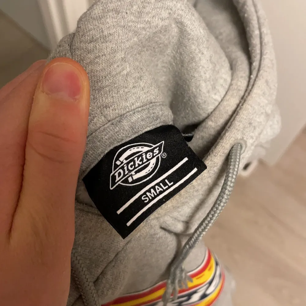 Säljer nu min dickies hoodie i storlek S. Köpt på Dickies.Com för ca 6 månader sedan. Trycket är lite sprucket men absolut inget som märks samt att snörerna har trådats upp. Annars är den superfin. Köparen står för frakten!!!. Hoodies.