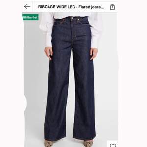 Snygga retro Levis jeans i modellen Ribcage wide leg, slutsålda typ överallt. Är i storlek 25/34 så är väldigt långa vilket är nice!! Säljer då de tyvärr är för små för mig💕 350kr+frakt☺️💕