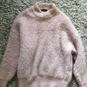 Säljer denna superfina tröja från GinaTricot. I en ljusrosa färg, tröjan är även ”fluffig”. Storlek S. Skriv privat för fler bilder 💕
