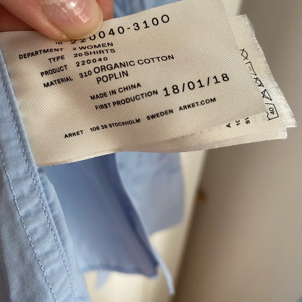 Fin ljusblå bomullsskjorta från Arket. Säljer pga för liten. Strl 36/S. Fint skick, är bara i behov av att strykas.  . Skjortor.