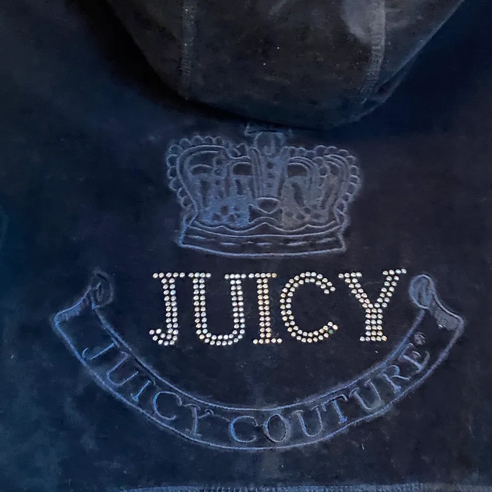 Trendig marinblå juicy couture zip up tröja.💕 Väldigt fin men tyvär lite för kort i armarna på mig som är 170cm. Det står st XL men i barn storlek. Dragkedjan är trasig men går säkert att laga fast den funkar fortfarande att dra upp men handtaget är borta. Passar xs-s                                                                      Buda!🙏💕. Hoodies.