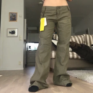 Lågmidjade Linnebyxor - 🌍FRAKT PÅ 57KR TILLKOMMER🌏 Så himla snygga linnebyxor i en brun/grön färg som är utsvängda där nere och perfekt tunna för sommaren. Aldrig används och säljer eftersom de är för långa på mig som är 160cm. Det står 38 i dem men sitter bara lite oversize på mig som är 34, skulle uppskatta dem till någonstans mellan 34/36. Tveka inte på att kontakta mig om du undrar något eller vill pruta!!