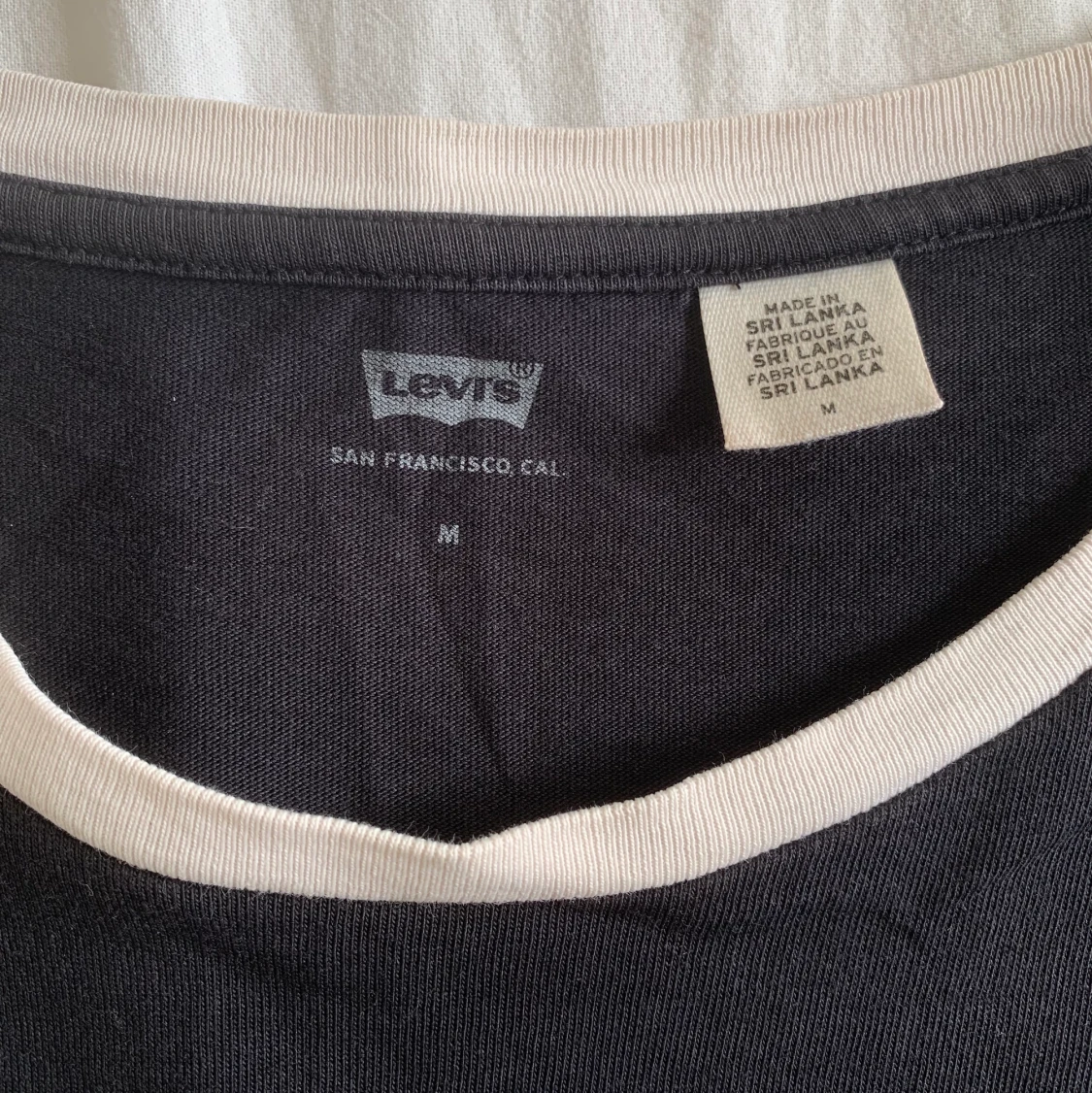 Cute black Levi’s shirt - 91