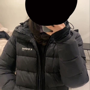 Everest vinterjacka  - Everest vinterjacka med märket vid bröstet. Luvan går ej att ta av. Använd fåtal gånger så i bra skick! Frakt tillkommer❤️ nypris: ca 1100