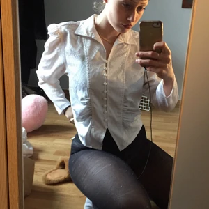 Vintage skjorta - En jättefin vintage skjorta som nästan glänser med ett mycket vackert mönster. Den ör vintage och några av knapparna sitter lite löst men annars är den jättefin .