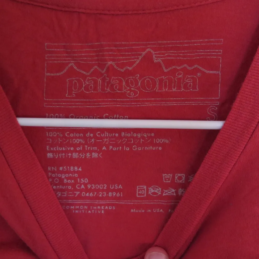 En patagonia t - shirt i ekologisk bomull. Storlek S men passar också på XS beroende på hur man vill att den ska sitta. Använd så tyget är mjukt men inget slitage.. T-shirts.