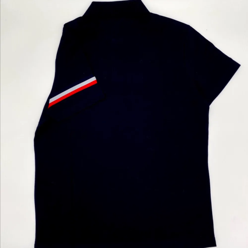 | Namn: Moncler Reflective Stripe Polo | Storlek: M | Färg: Navy Blue | Skick: 10/10 | Nypris: 2500kr | Köp/Frågor sker via Dm, nfc finns i logo . T-shirts.