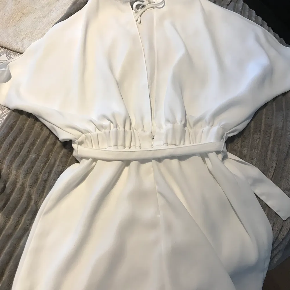 En vit jumpsuit som ser ut som en klänning. köpt på mango. . Klänningar.