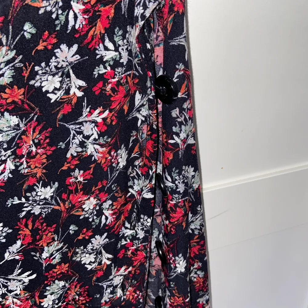 Supersnygg kjol från Zara, säljs pga att den ej kommer till användning. Storlek M med passar S. Knappar på sidan och ”slit” på vänster ben. Nypris 399.. Kjolar.
