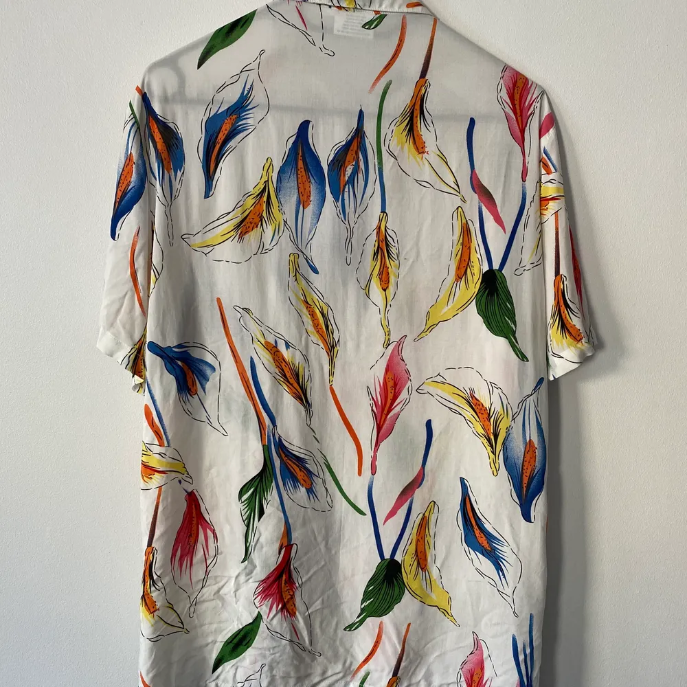 Supersnygg skjorta från Weiss Design Studio i Kapstaden. superlätt material till sommaren. Aldrig använt. Skjortor.